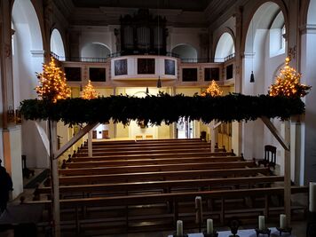 Bayerns größter Adventskranz in einer Kirche
